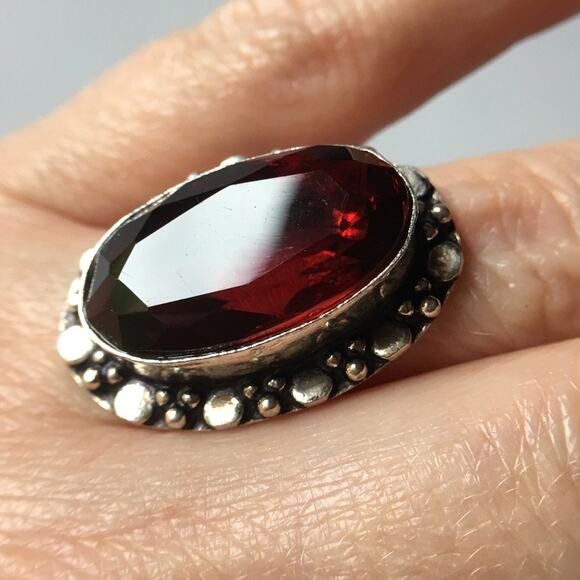 Stamped 925 faux garnet ring, bold and beautiful cocktail ring, size 8 - Picture 10 of 14